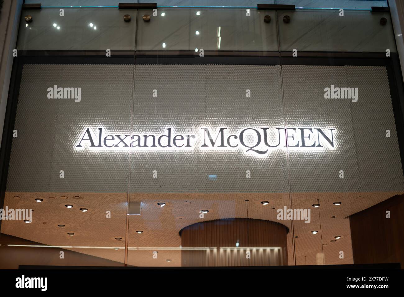 HONG KONG, CINA - 7 DICEMBRE 2023: Alexander McQueen firma visto in un negozio di Hong Kong. Foto Stock
