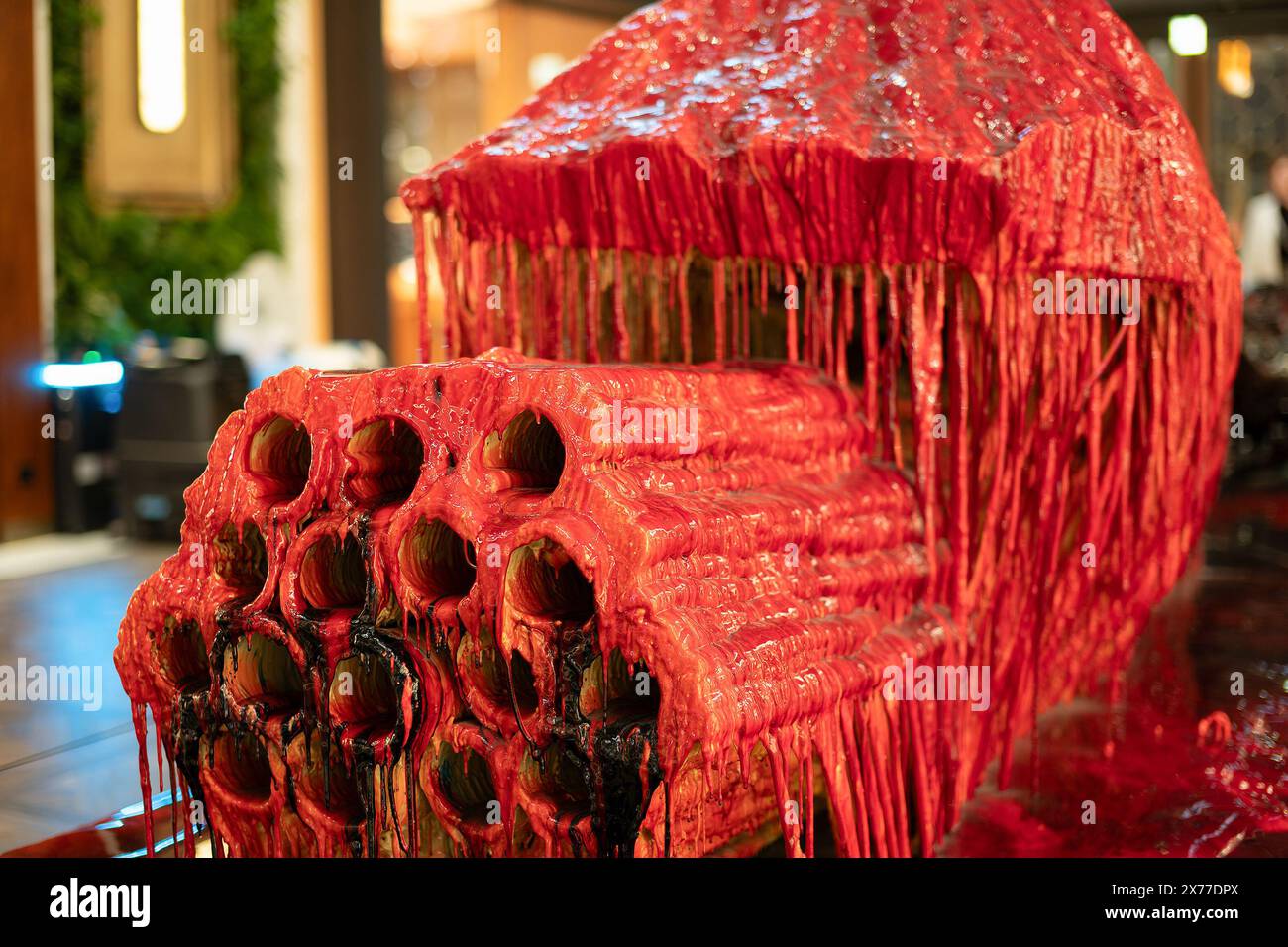 HONG KONG, CINA - 7 DICEMBRE 2023: Il "CDCR" di Sterling Ruby è in mostra al centro commerciale K11 MUSEA di Hong Kong. Foto Stock