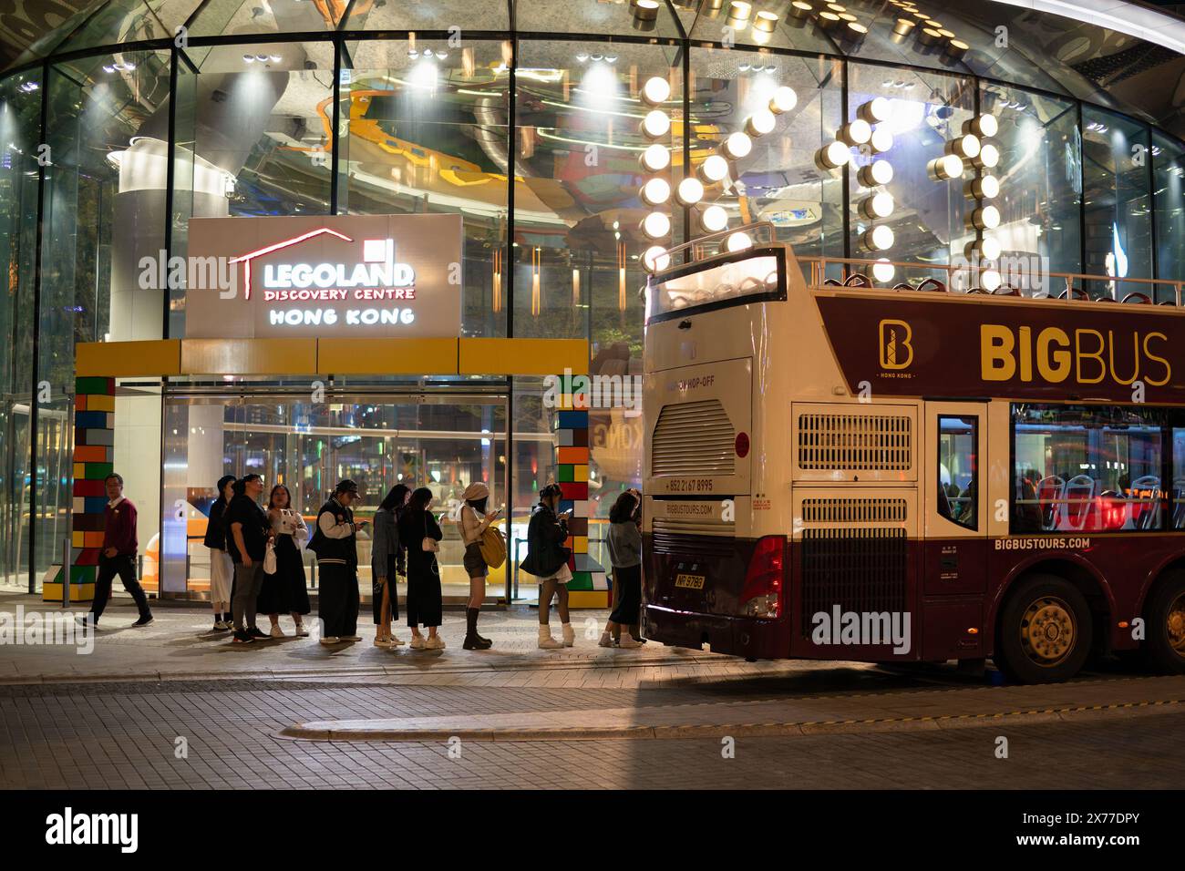 HONG KONG, CINA - 7 DICEMBRE 2023: Big Bus Hong Kong visto al K11 MUSEA di Tsim Sha Tsui di notte. Foto Stock