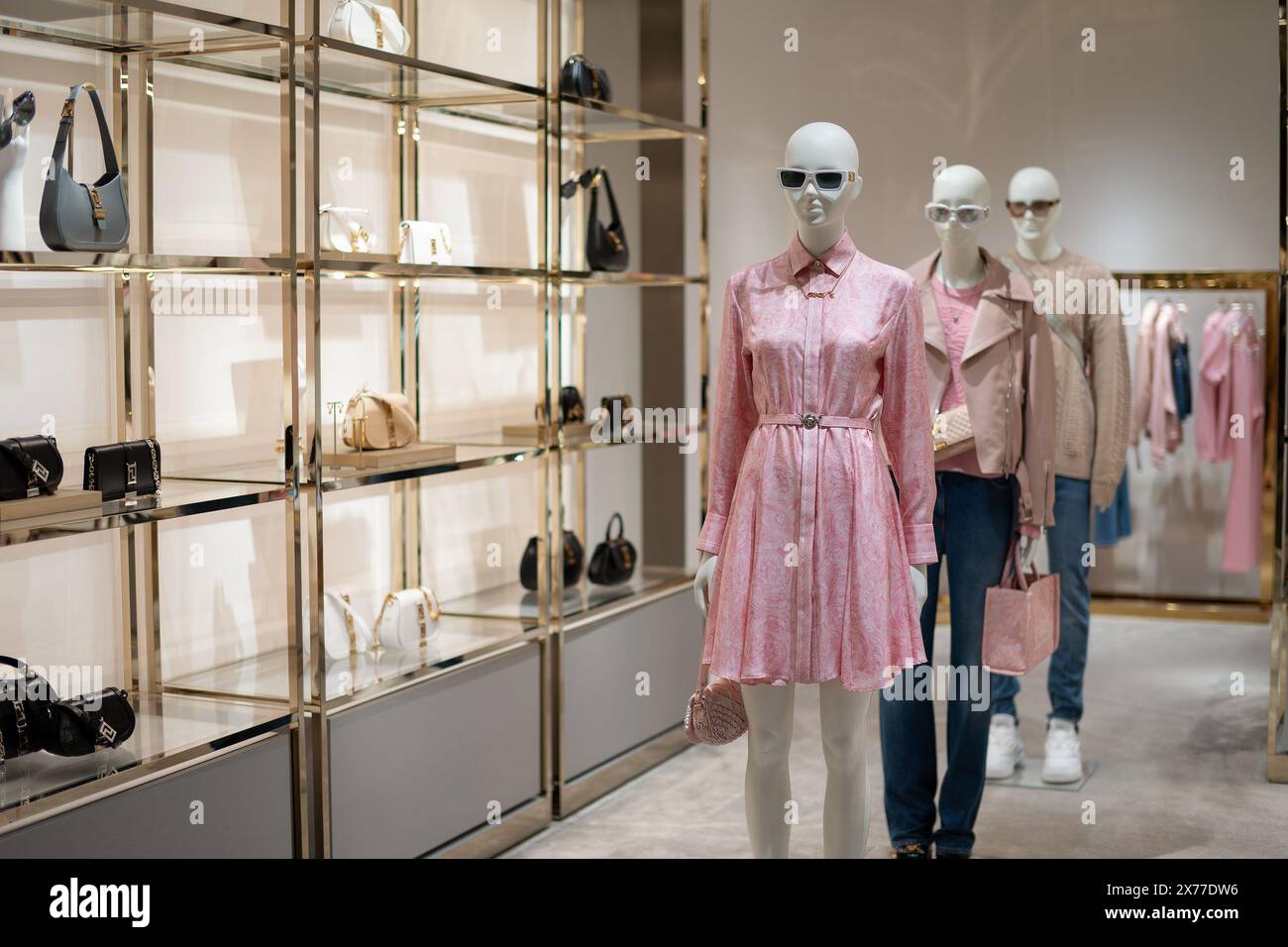 HONG KONG, CINA - 7 DICEMBRE 2023: Manichini vestiti esposti al negozio Versace di Hong Kong. Foto Stock