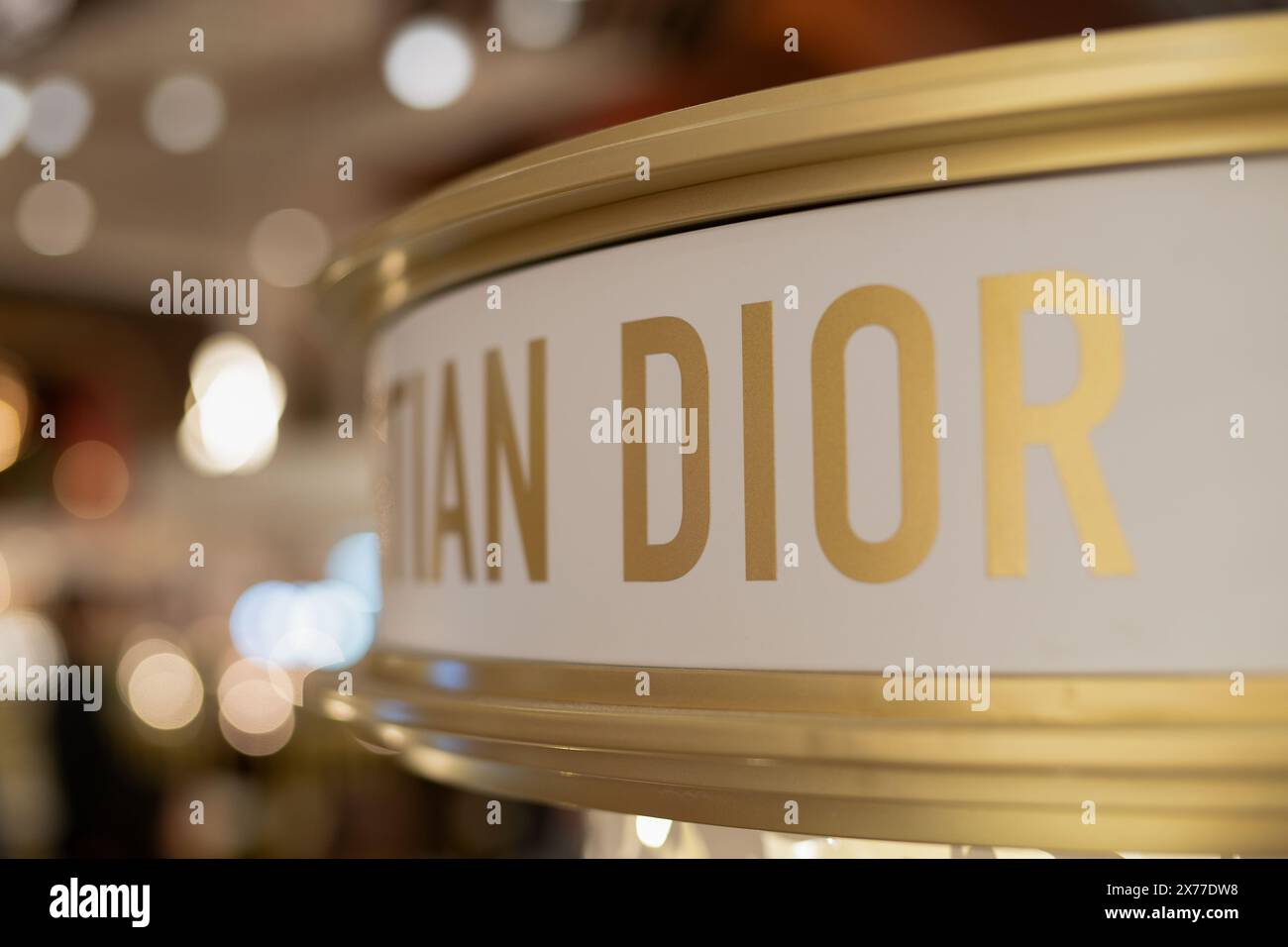 HONG KONG, CINA - 7 DICEMBRE 2023: Christian Dior firma come visto al Pop-Up Shop Dior all'interno del K11 Musea di Hong Kong. Foto Stock