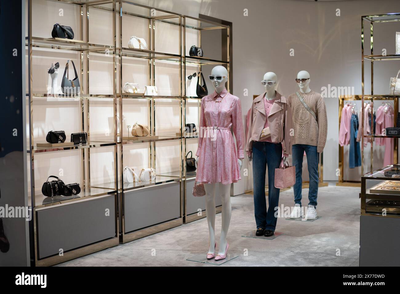 HONG KONG, CINA - 7 DICEMBRE 2023: Manichini vestiti esposti al negozio Versace di Hong Kong. Foto Stock