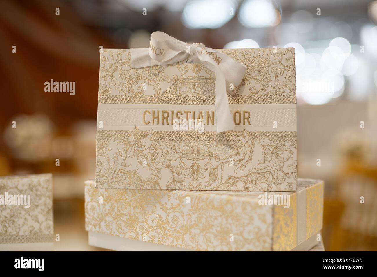 HONG KONG, CINA - 7 DICEMBRE 2023: Primo piano della borsa regalo Dior in mostra come si vede all'interno del K11 Musea di Hong Kong. Foto Stock