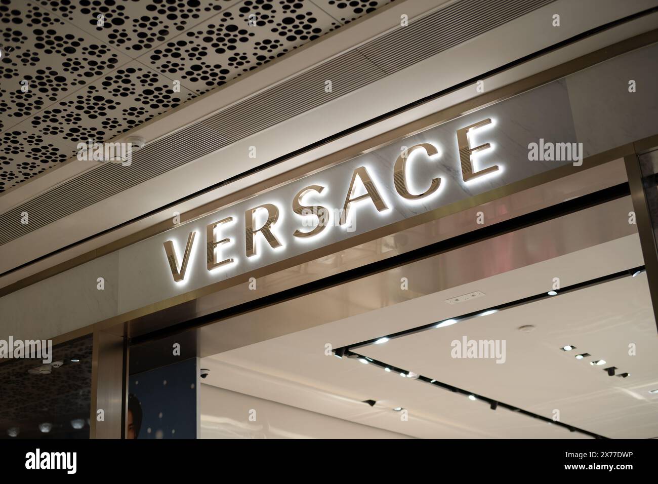 HONG KONG, CINA - 7 DICEMBRE 2023: Marchio Versace sopra l'ingresso del negozio a Hong Kong. Foto Stock