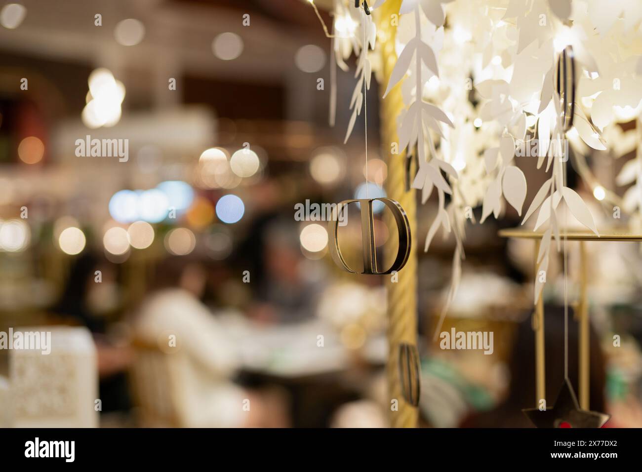 HONG KONG, CINA - 7 DICEMBRE 2023: Christian Dior firma come visto al Pop-Up Shop Dior all'interno del K11 Musea di Hong Kong. Foto Stock