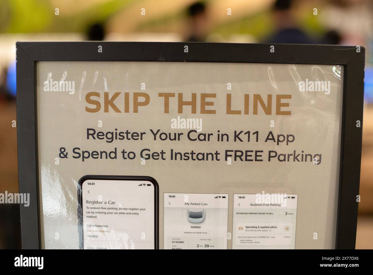 HONG KONG, CINA - 7 DICEMBRE 2023: Foto ravvicinata del poster informativo nel K11 MUSEA di Hong Kong Foto Stock