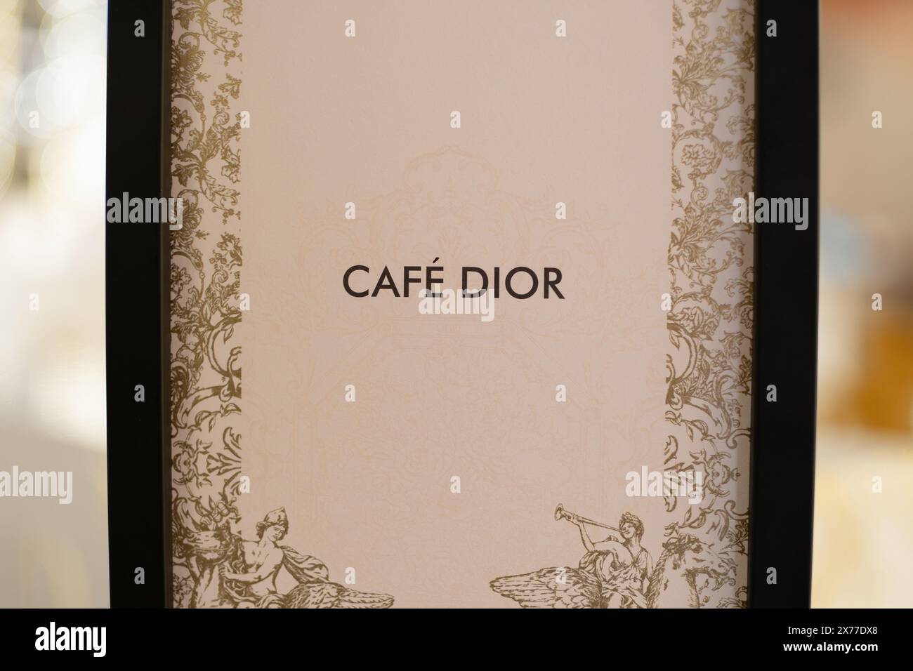 HONG KONG, CINA - 7 DICEMBRE 2023: Primo piano del cartello Cafe Dior visto all'interno del K11 Musea di Hong Kong. Foto Stock