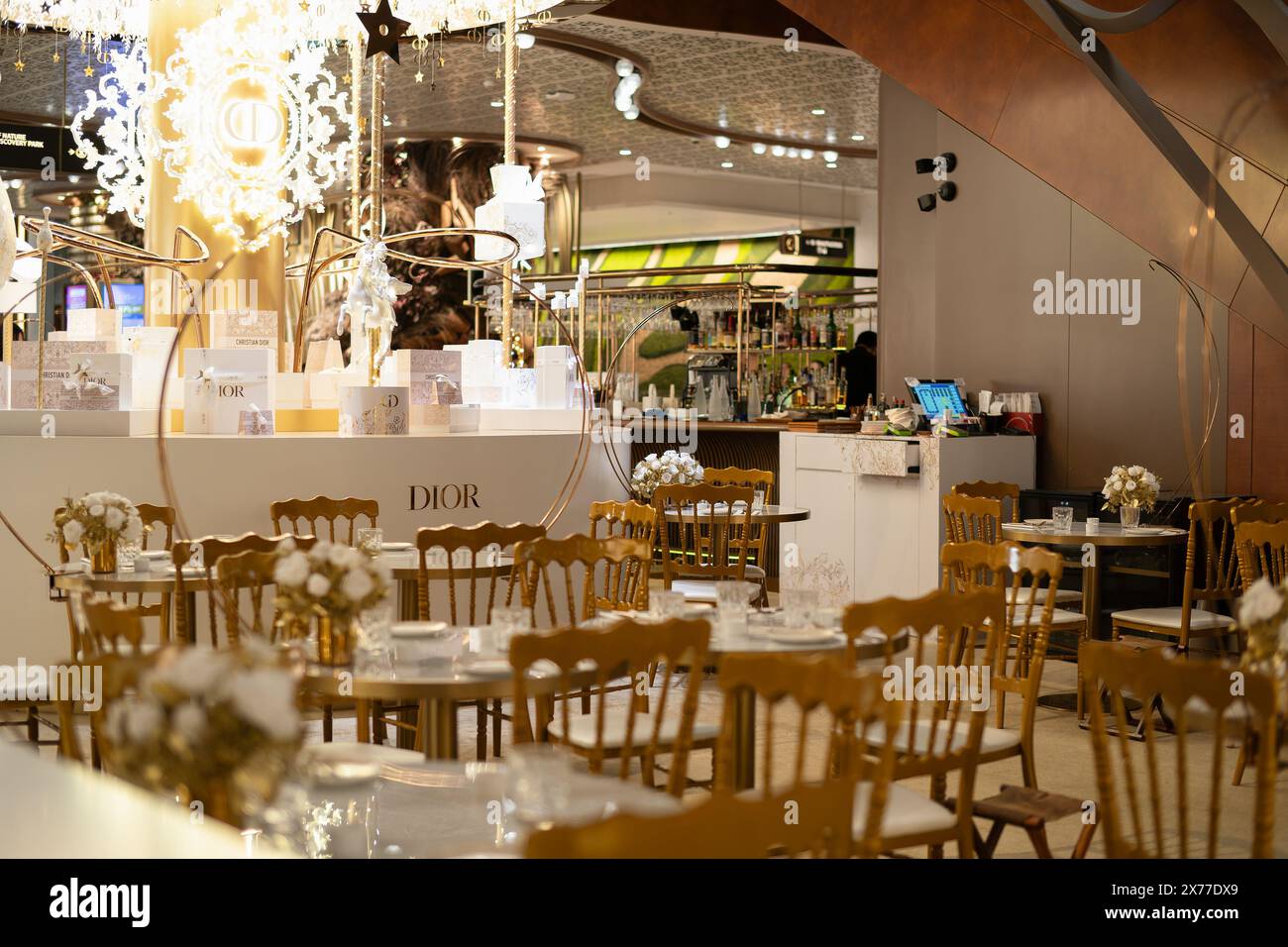 HONG KONG, CINA - 7 DICEMBRE 2023: Cafe Dior all'interno del K11 Musea, Hong Kong. Foto Stock