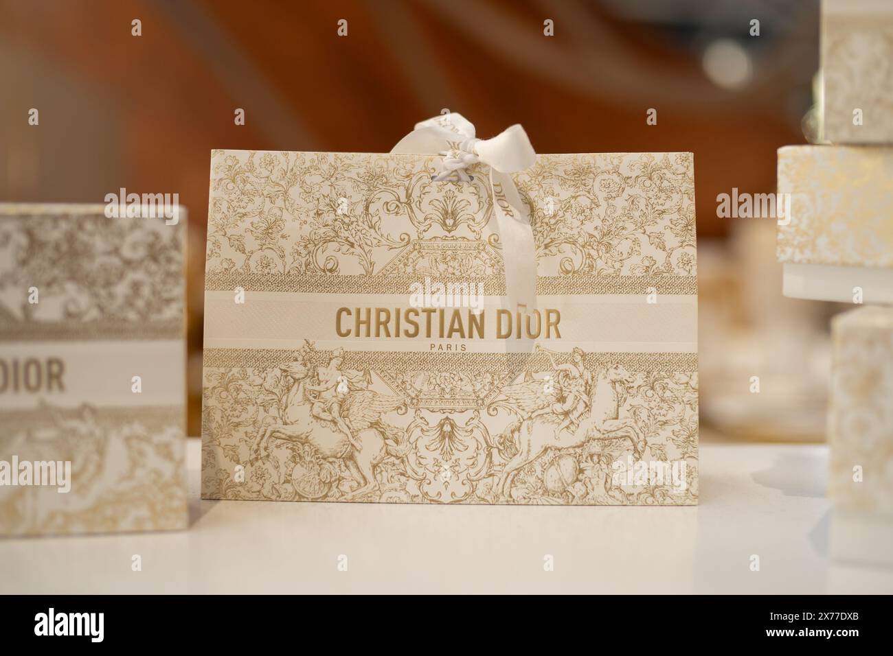 HONG KONG, CINA - 7 DICEMBRE 2023: Primo piano della borsa regalo Dior in mostra come si vede all'interno del K11 Musea di Hong Kong. Foto Stock