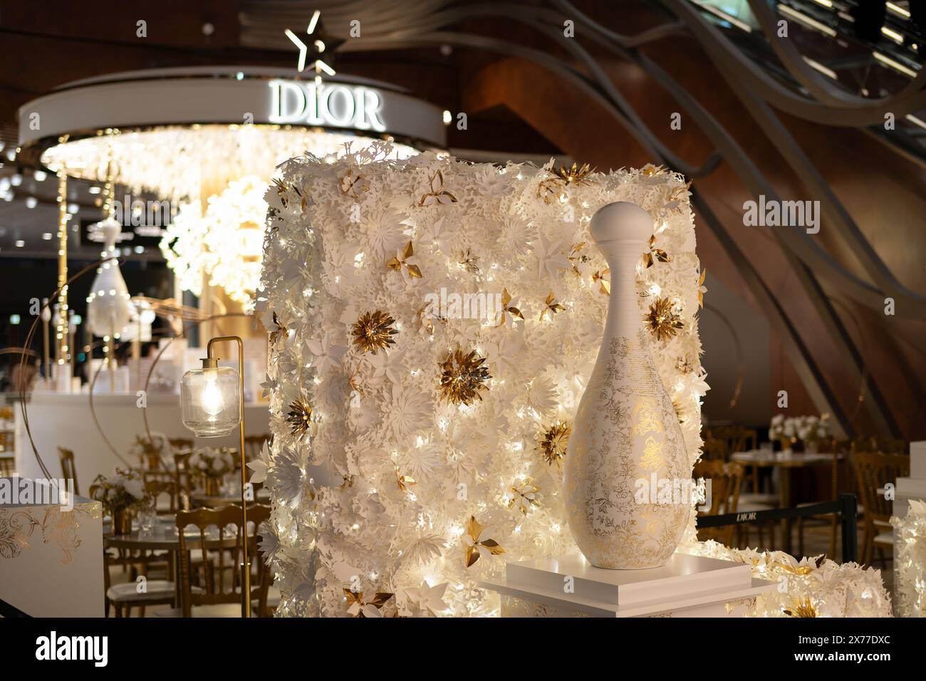 HONG KONG, CINA - 7 DICEMBRE 2023: Decorazioni natalizie viste all'interno del K11 Musea, Hong Kong. Foto Stock