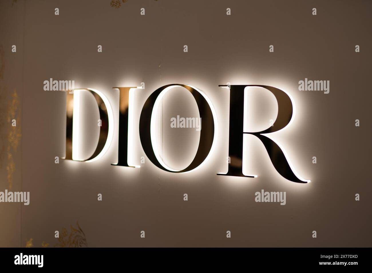 HONG KONG, CINA - 7 DICEMBRE 2023: Primo piano del cartello Dior visto all'interno del K11 Musea di Hong Kong. Foto Stock