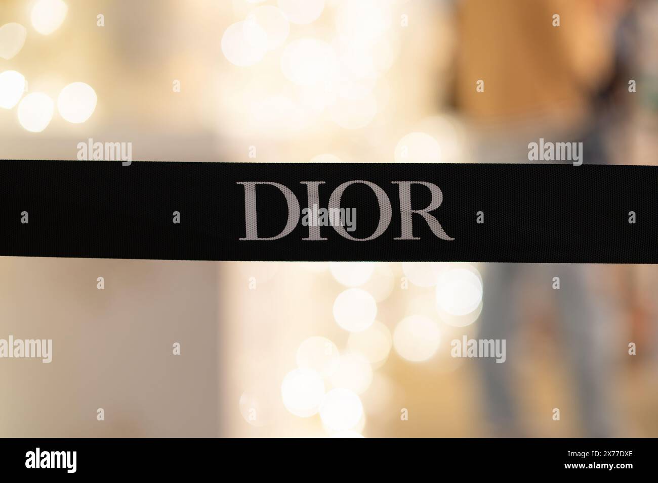 HONG KONG, CINA - 7 DICEMBRE 2023: Primo piano del cartello Dior visto all'interno del K11 Musea di Hong Kong. Foto Stock