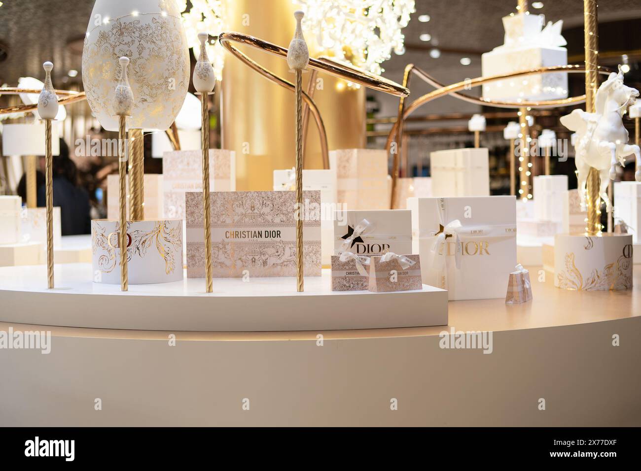 HONG KONG, CINA - 7 DICEMBRE 2023: Prodotti Dior in mostra all'interno del K11 Musea di Hong Kong. Foto Stock