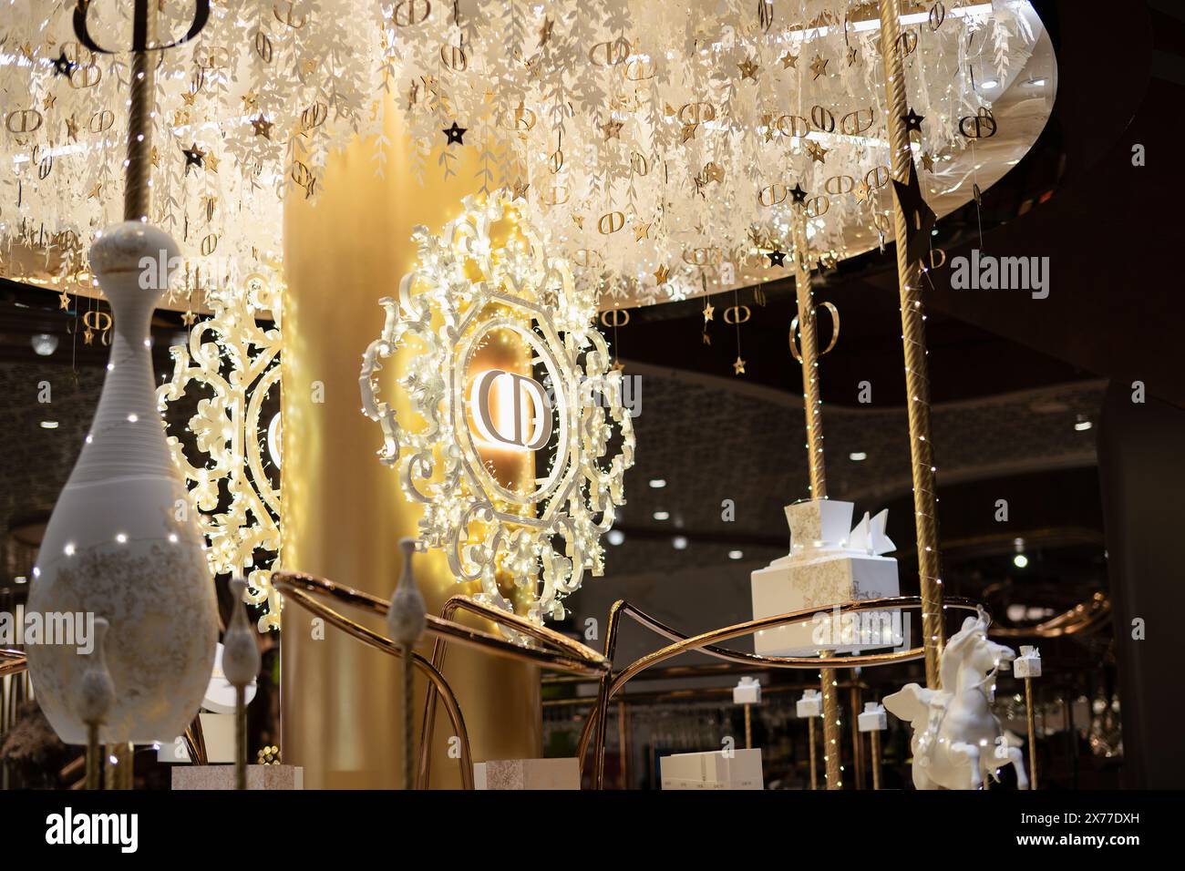 HONG KONG, CINA - 7 DICEMBRE 2023: Insegna di Christian Dior vista all'interno del K11 Musea di Hong Kong. Foto Stock