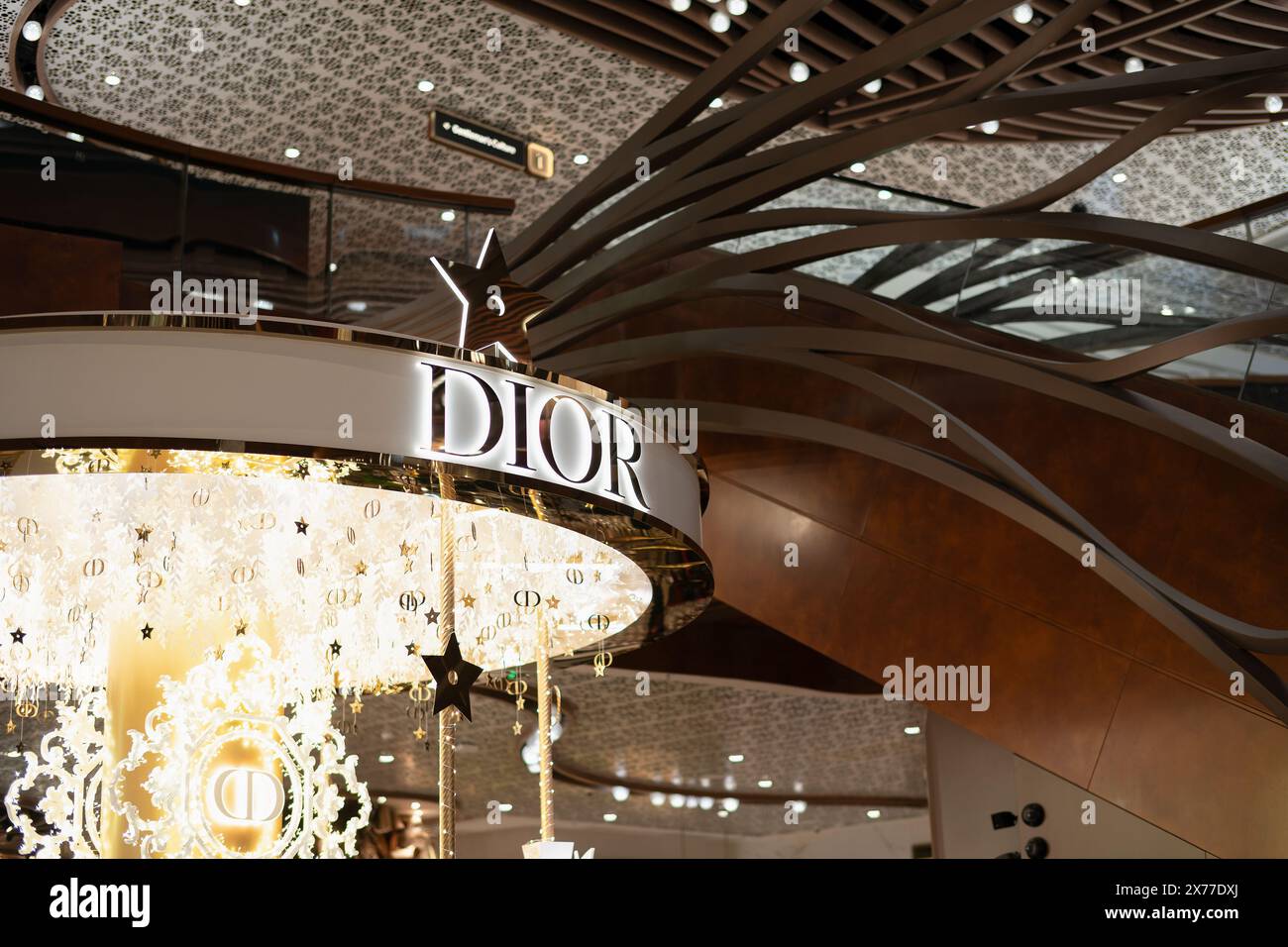 HONG KONG, CINA - 7 DICEMBRE 2023: Insegna Dior vista all'interno del K11 Musea di Hong Kong. Foto Stock