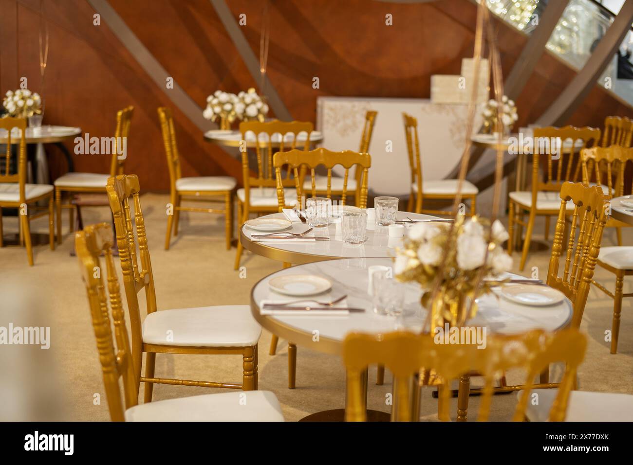 HONG KONG, CINA - 7 DICEMBRE 2023: Cafe Dior all'interno del K11 Musea, Hong Kong. Foto Stock