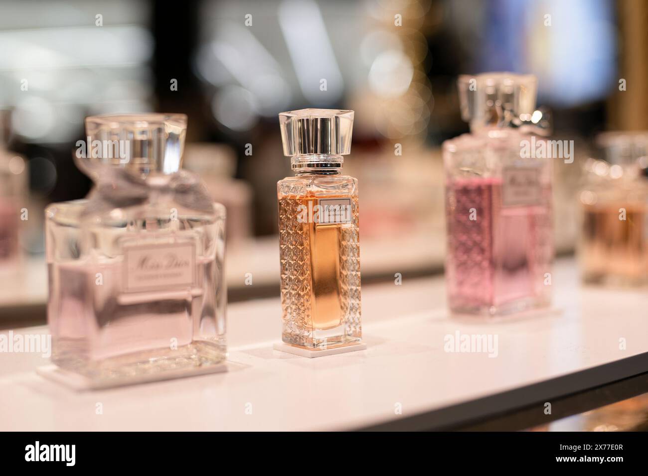 HONG KONG, CINA - 7 DICEMBRE 2023: Foto ravvicinata dei profumi Miss Dior in mostra all'interno del K11 Musea di Hong Kong. Foto Stock