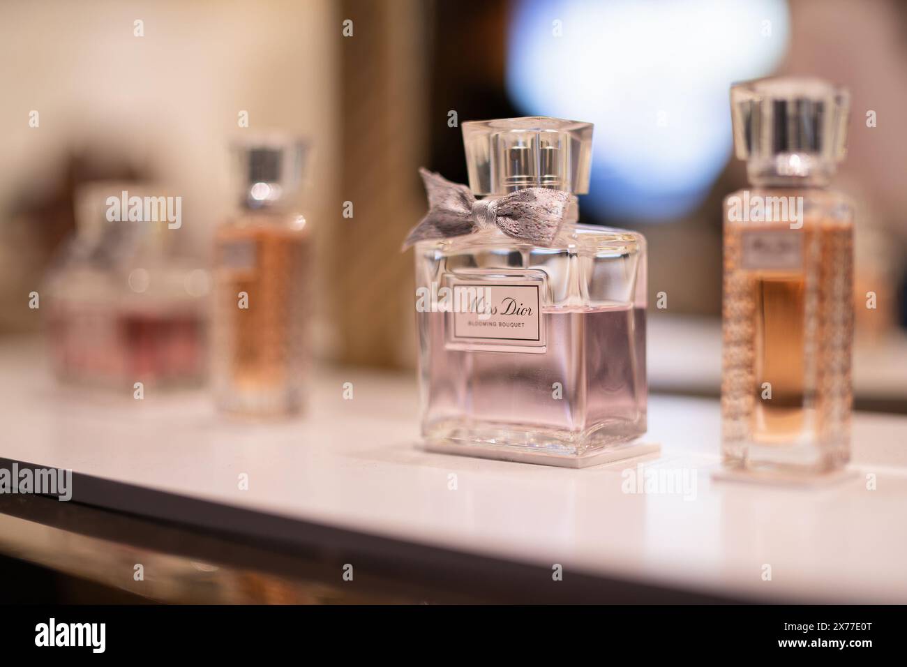 HONG KONG, CINA - 7 DICEMBRE 2023: Foto ravvicinata dei profumi Miss Dior in mostra all'interno del K11 Musea di Hong Kong. Foto Stock