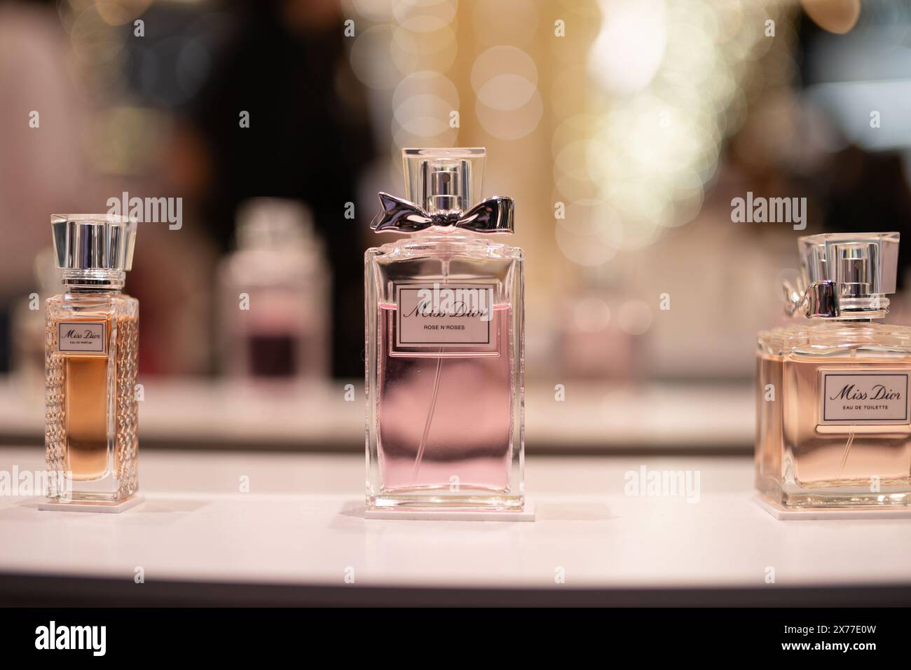 HONG KONG, CINA - 7 DICEMBRE 2023: Foto ravvicinata dei profumi Miss Dior in mostra all'interno del K11 Musea di Hong Kong. Foto Stock