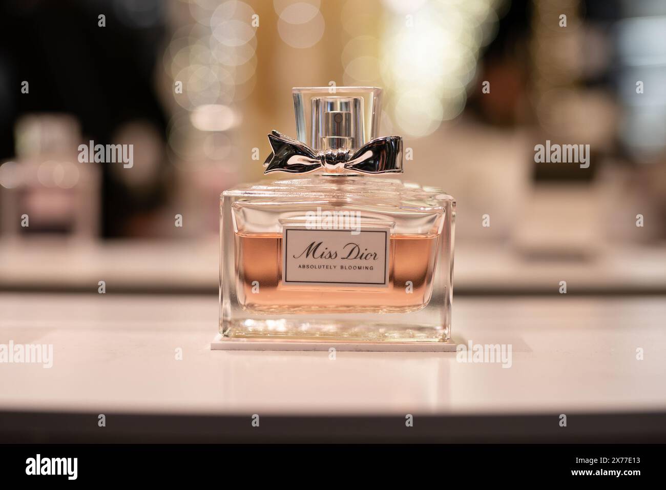 HONG KONG, CINA - 7 DICEMBRE 2023: Foto ravvicinata del profumo Miss Dior in mostra all'interno del K11 Musea di Hong Kong. Foto Stock