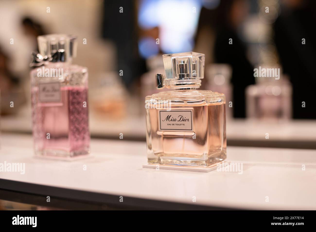 HONG KONG, CINA - 7 DICEMBRE 2023: Foto ravvicinata dei profumi Miss Dior in mostra all'interno del K11 Musea di Hong Kong. Foto Stock