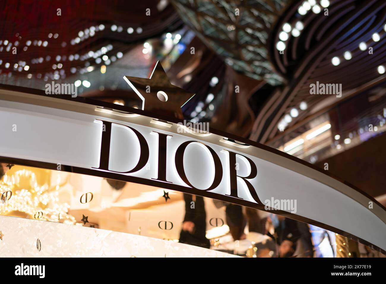 HONG KONG, CINA - 7 DICEMBRE 2023: Insegna Dior vista all'interno del K11 Musea di Hong Kong. Foto Stock