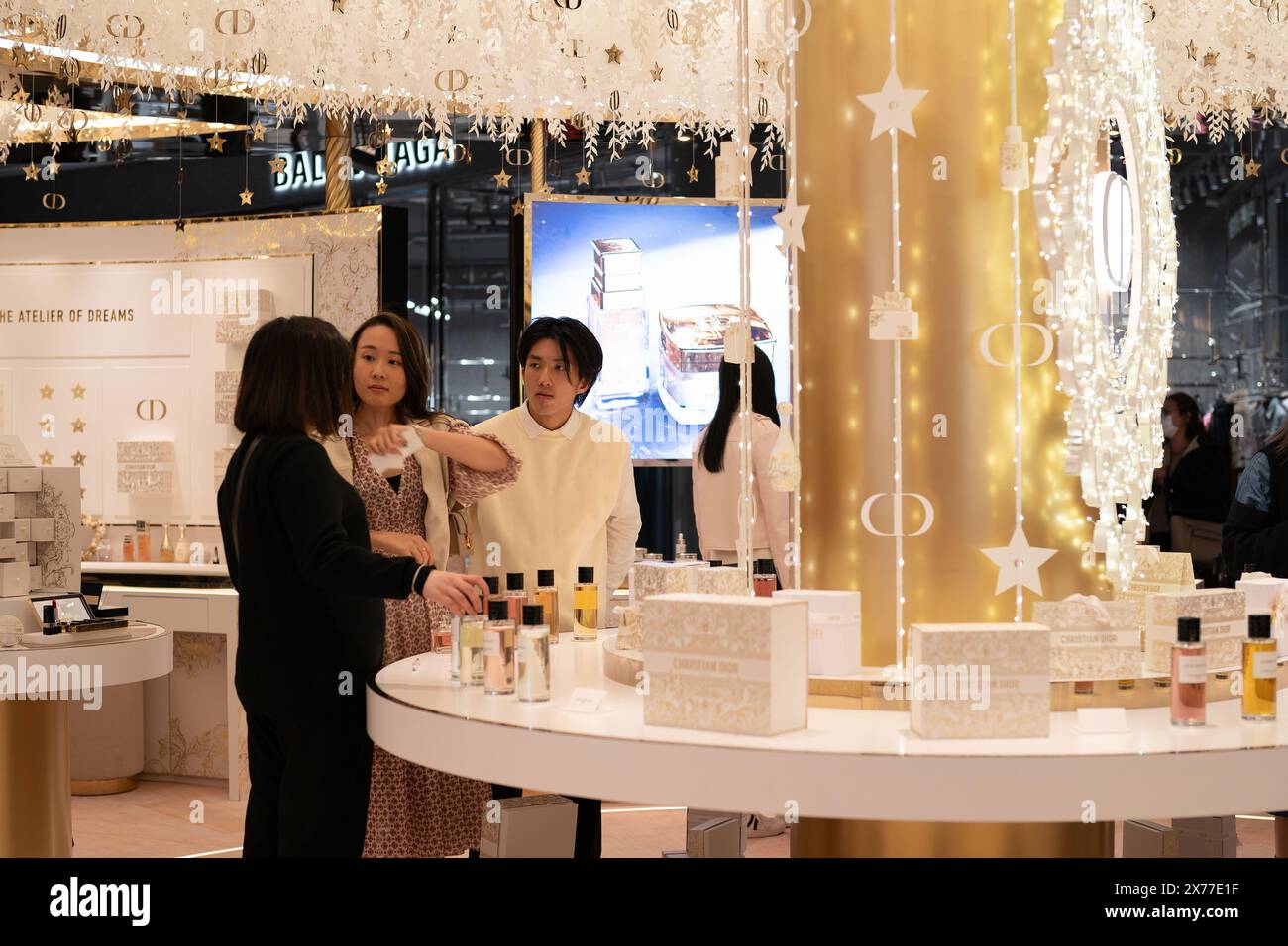 HONG KONG, CINA - 7 DICEMBRE 2023: Persone al Pop-Up Shop Dior all'interno del K11 Musea, Hong Kong. Foto Stock