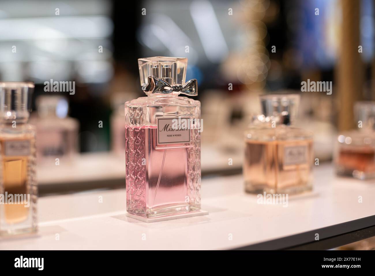 HONG KONG, CINA - 7 DICEMBRE 2023: Foto ravvicinata dei profumi Miss Dior in mostra all'interno del K11 Musea di Hong Kong. Foto Stock