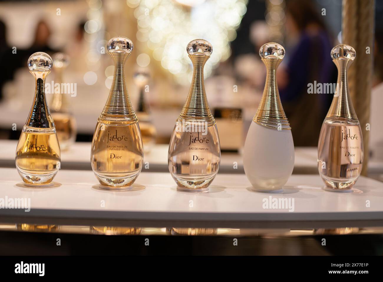 HONG KONG, CINA - 7 DICEMBRE 2023: Foto ravvicinata dei profumi J'adore in mostra all'interno del K11 Musea di Hong Kong. Foto Stock