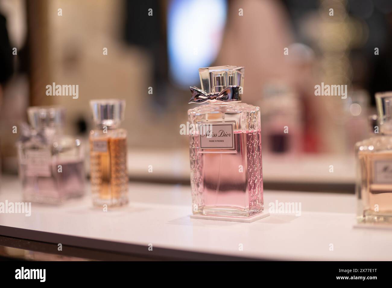 HONG KONG, CINA - 7 DICEMBRE 2023: Foto ravvicinata dei profumi Miss Dior in mostra all'interno del K11 Musea di Hong Kong. Foto Stock