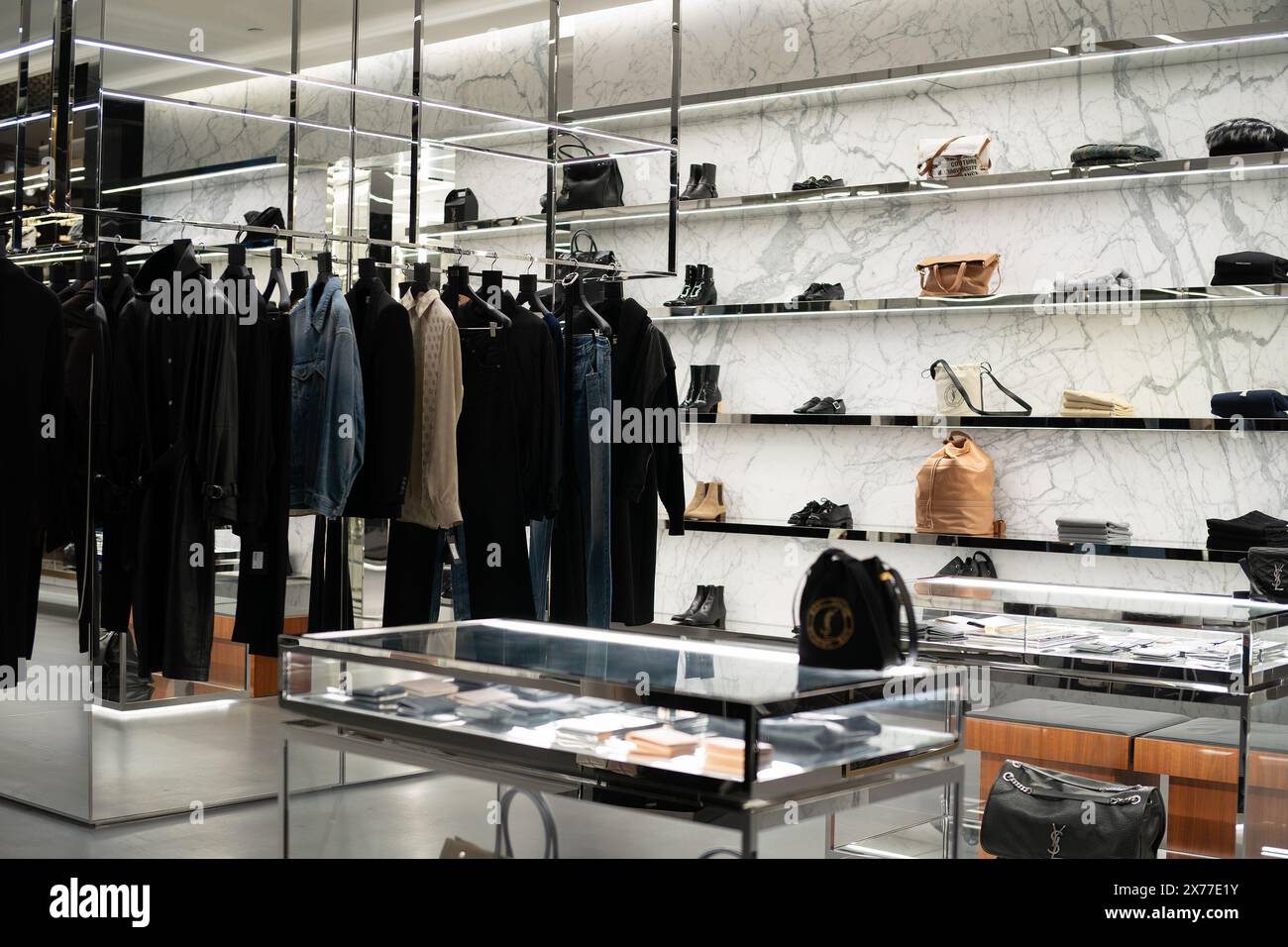 HONG KONG, CINA - 07 DICEMBRE 2023: Abbigliamento vario in vendita all'interno del negozio Saint Laurent di Hong Kong. Foto Stock