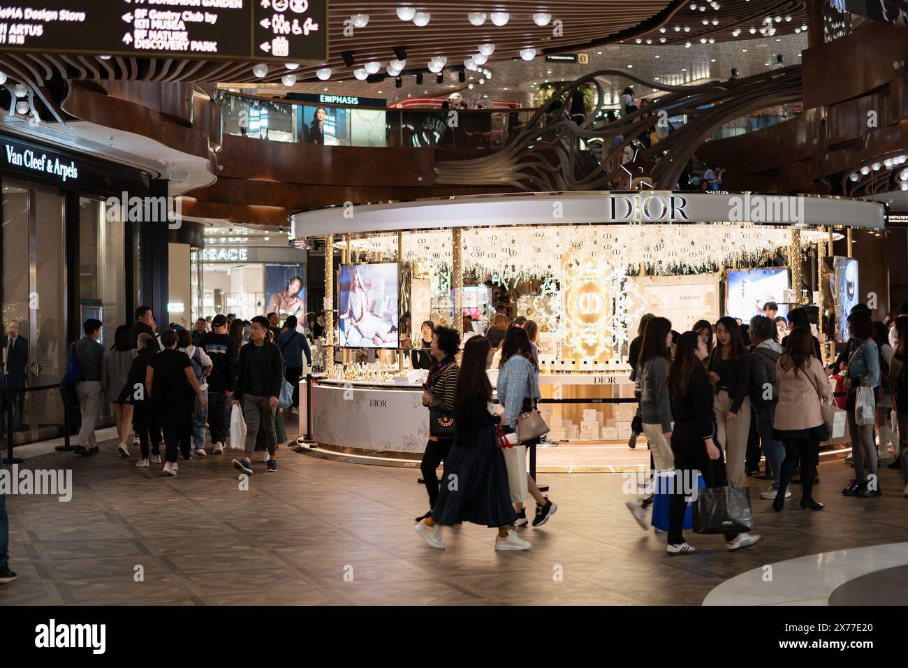 HONG KONG, CINA - 7 DICEMBRE 2023: Pop-up Shop Dior all'interno del K11 Musea, Hong Kong. Foto Stock