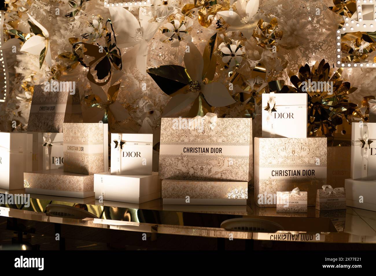 HONG KONG, CINA - 7 DICEMBRE 2023: Foto ravvicinata dell'albero di Natale Dior sul lungomare vicino al K11 MUSEA di Hong Kong. Foto Stock