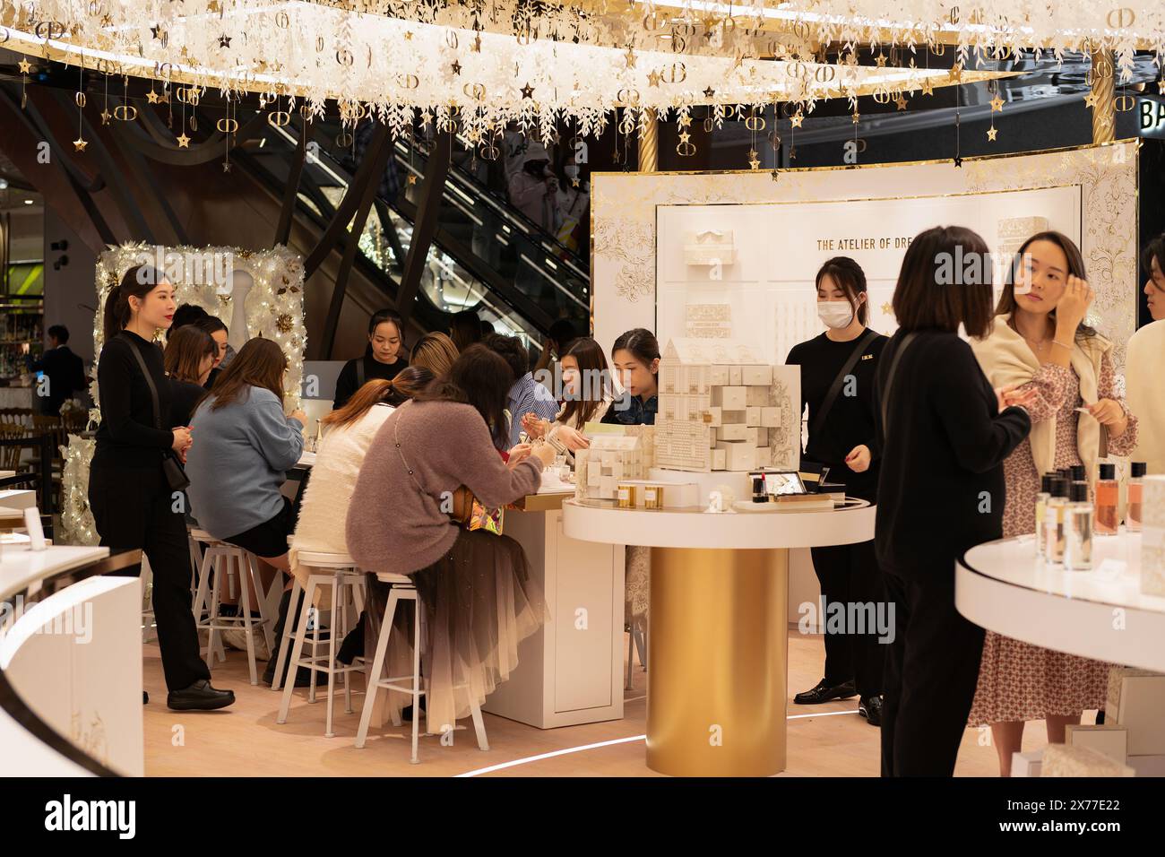 HONG KONG, CINA - 7 DICEMBRE 2023: Persone al Pop-Up Shop Dior all'interno del K11 Musea, Hong Kong. Foto Stock