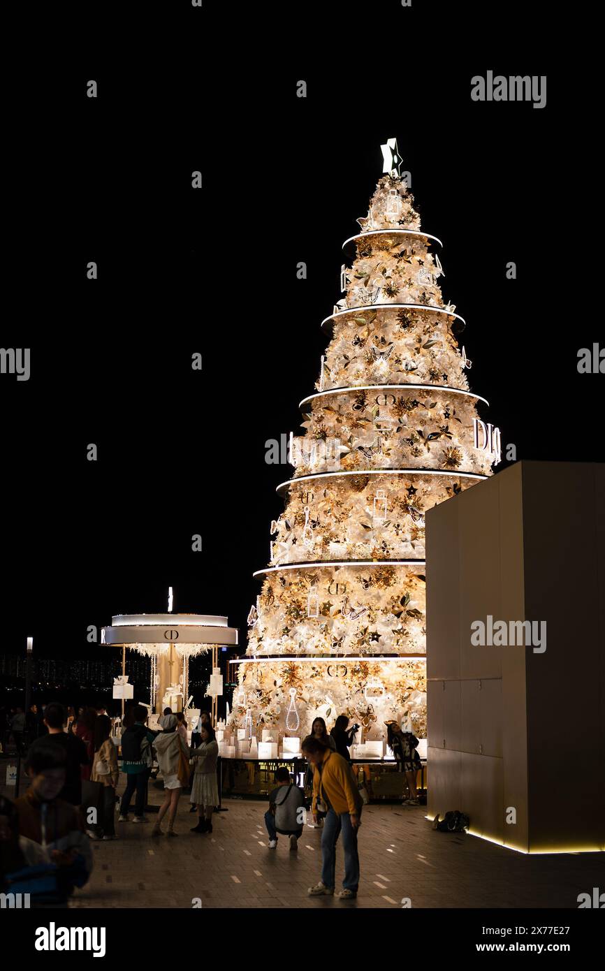HONG KONG, CINA - 7 DICEMBRE 2023: Albero di Natale Dior sul lungomare vicino al K11 MUSEA di Hong Kong. Foto Stock