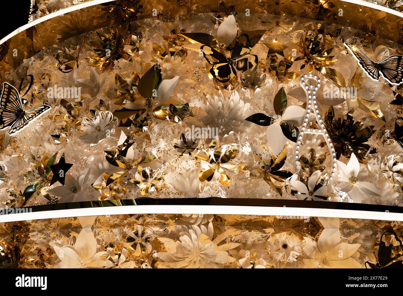 HONG KONG, CINA - 7 DICEMBRE 2023: Foto ravvicinata dell'albero di Natale Dior sul lungomare vicino al K11 MUSEA di Hong Kong. Foto Stock