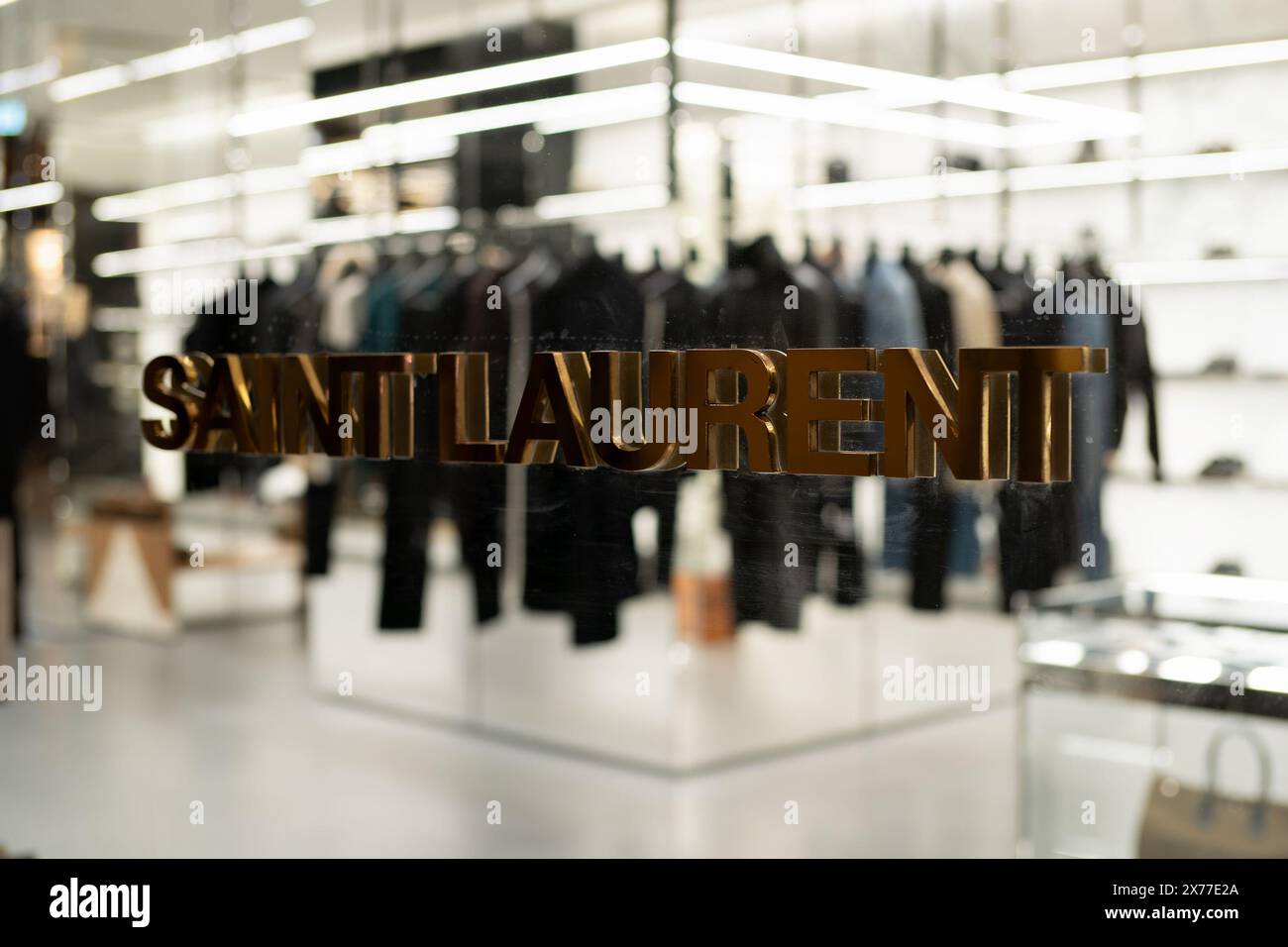 HONG KONG, CINA - 7 DICEMBRE 2023: Negozio Saint Laurent a Hong Kong. Foto Stock