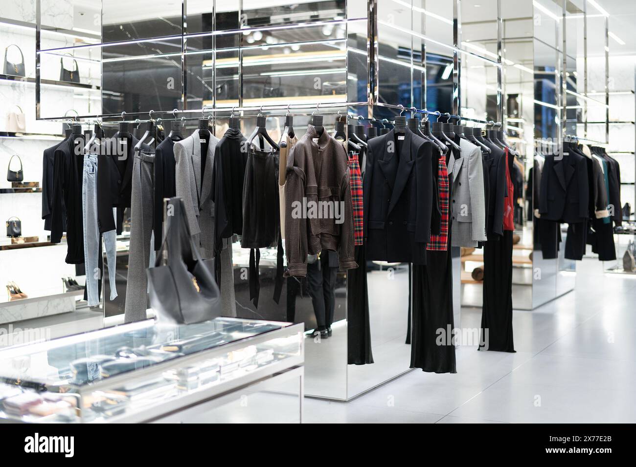 HONG KONG, CINA - 07 DICEMBRE 2023: Abbigliamento vario in vendita all'interno del negozio Saint Laurent di Hong Kong. Foto Stock