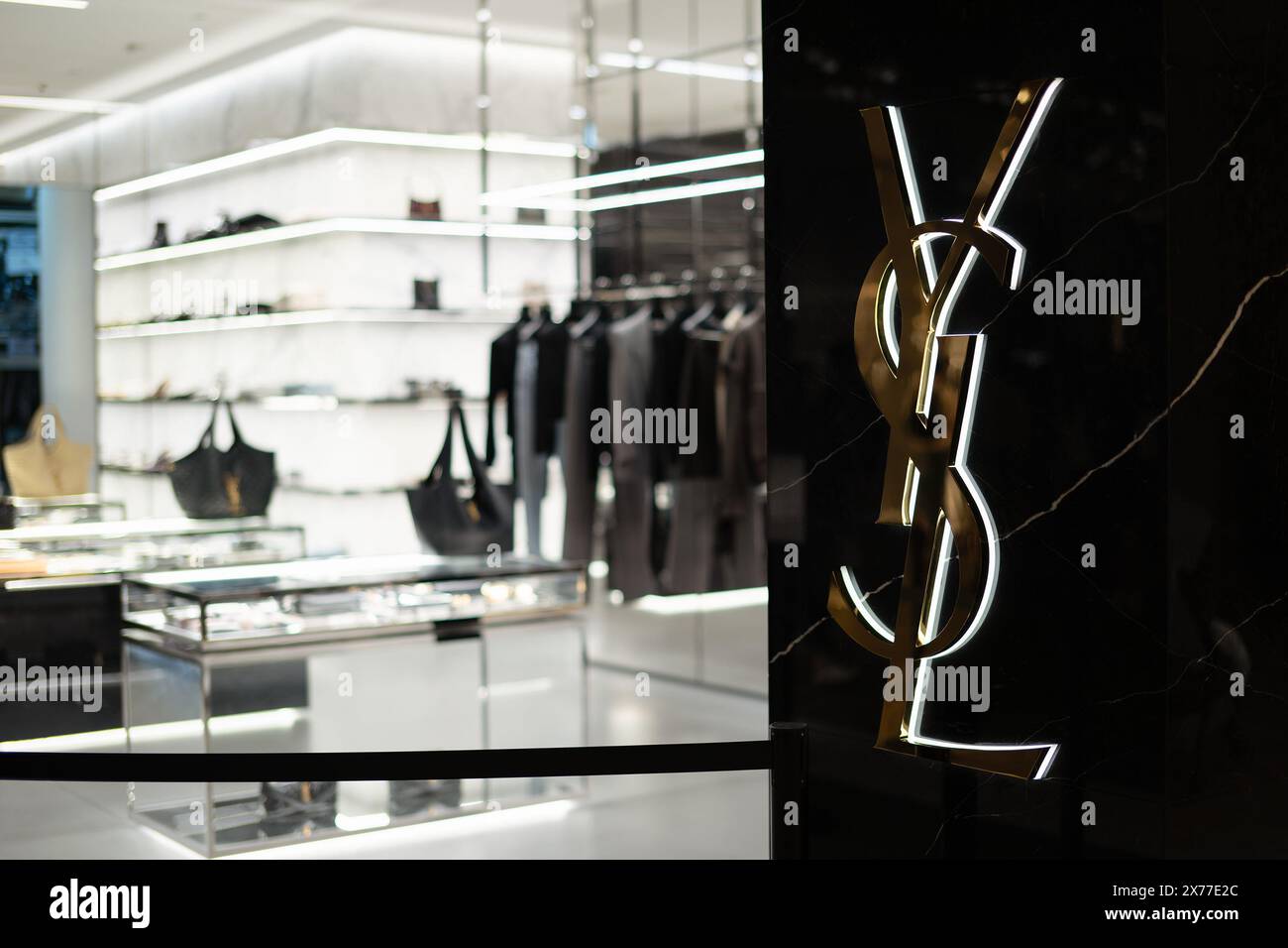 HONG KONG, CINA - 7 DICEMBRE 2023: Negozio Saint Laurent a Hong Kong. Foto Stock