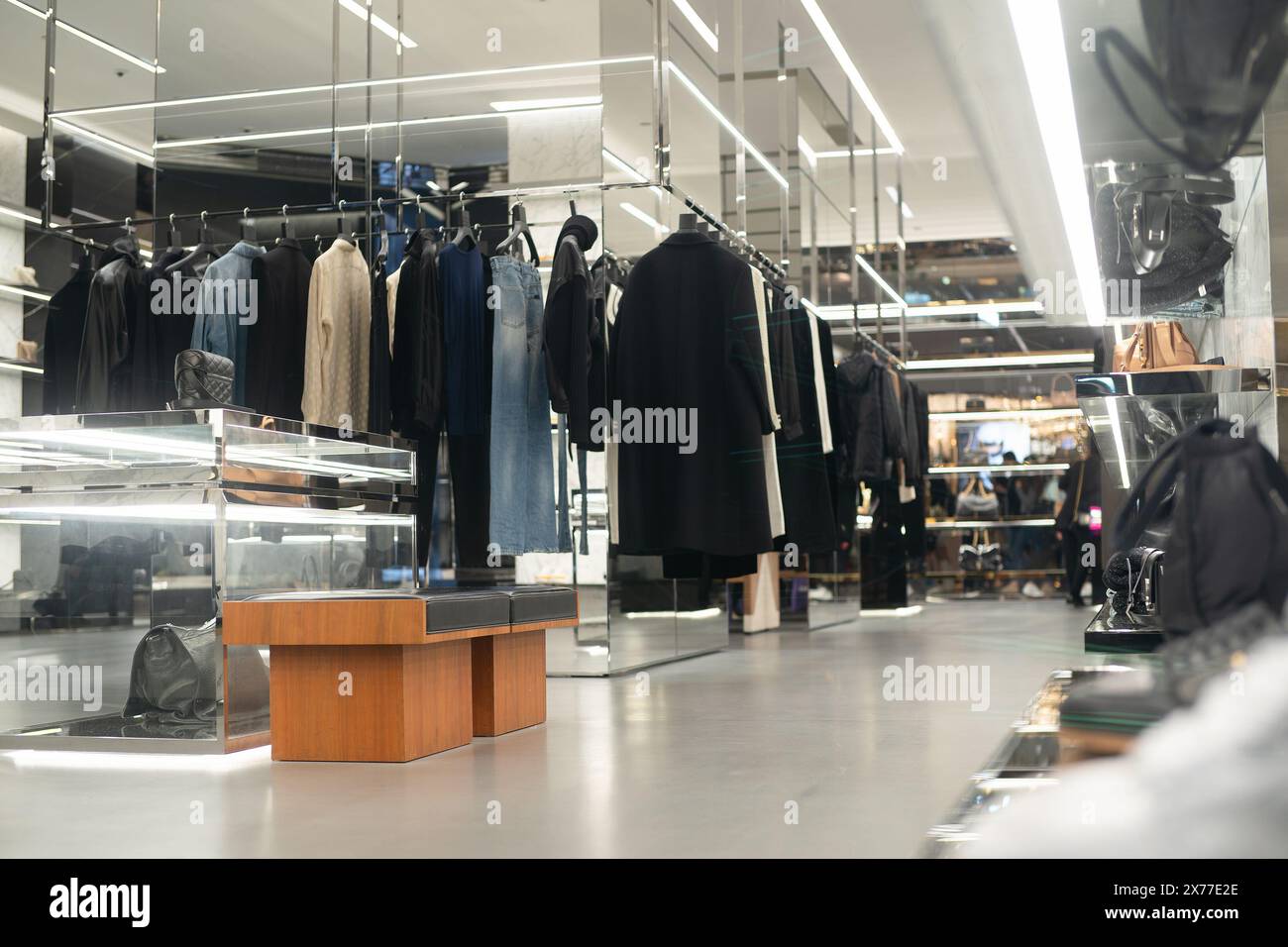 HONG KONG, CINA - 07 DICEMBRE 2023: Abbigliamento vario in vendita all'interno del negozio Saint Laurent di Hong Kong. Foto Stock