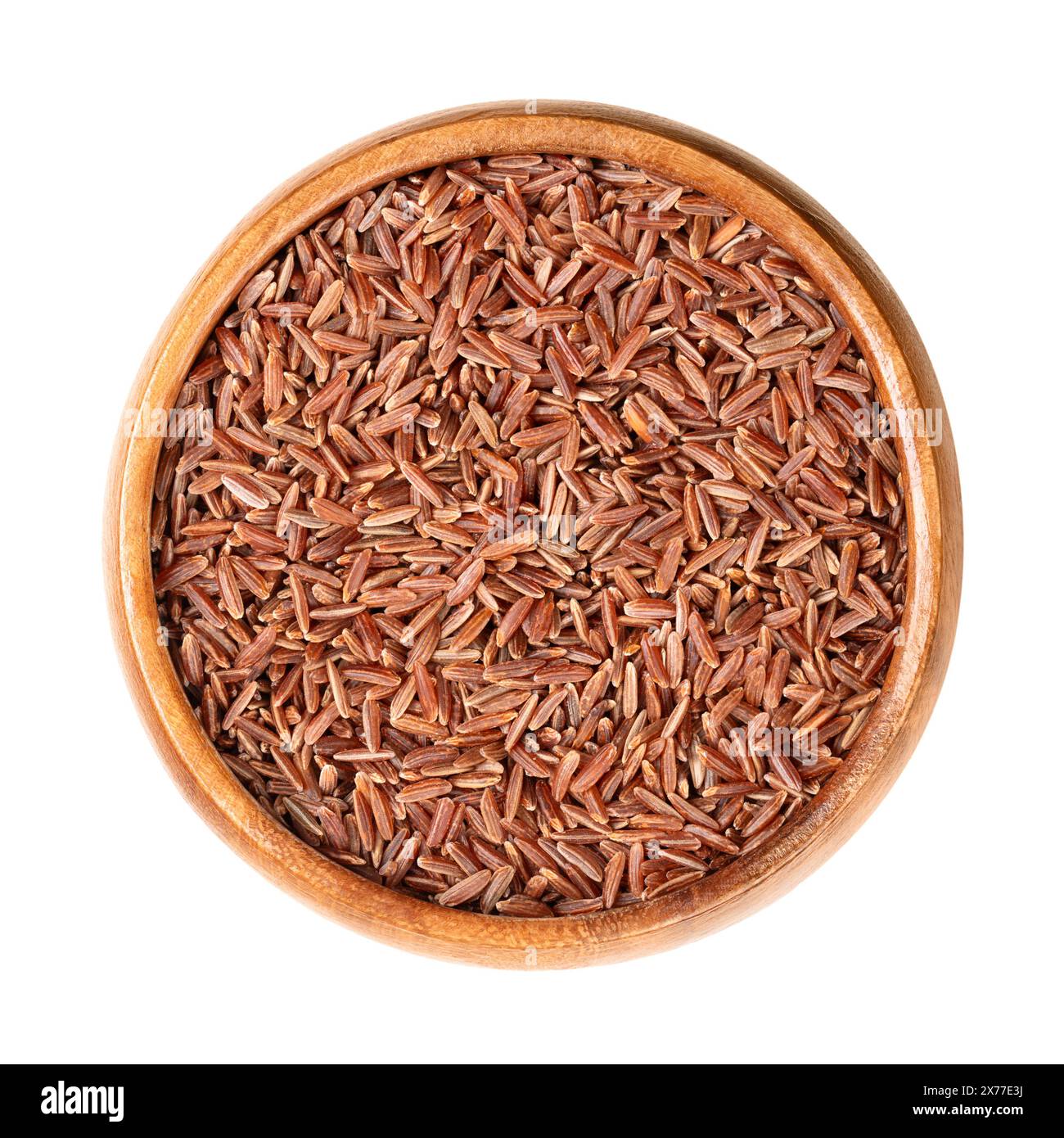 Riso rosso Camargue, in una ciotola di legno. Varietà di riso rosso coltivato nelle zone umide della regione della Camargue nel sud della Francia. Foto Stock