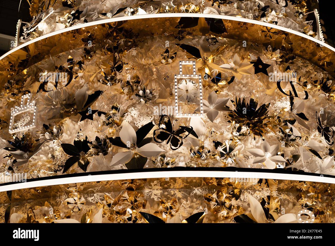 HONG KONG, CINA - 7 DICEMBRE 2023: Foto ravvicinata dell'albero di Natale Dior sul lungomare vicino al K11 MUSEA di Hong Kong. Foto Stock