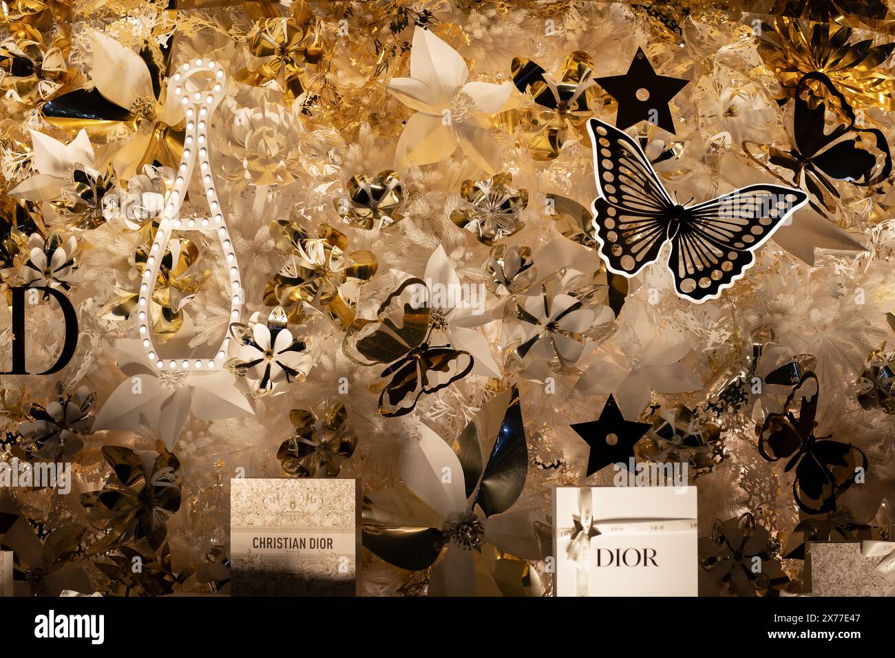 HONG KONG, CINA - 7 DICEMBRE 2023: Foto ravvicinata dell'albero di Natale Dior sul lungomare vicino al K11 MUSEA di Hong Kong. Foto Stock