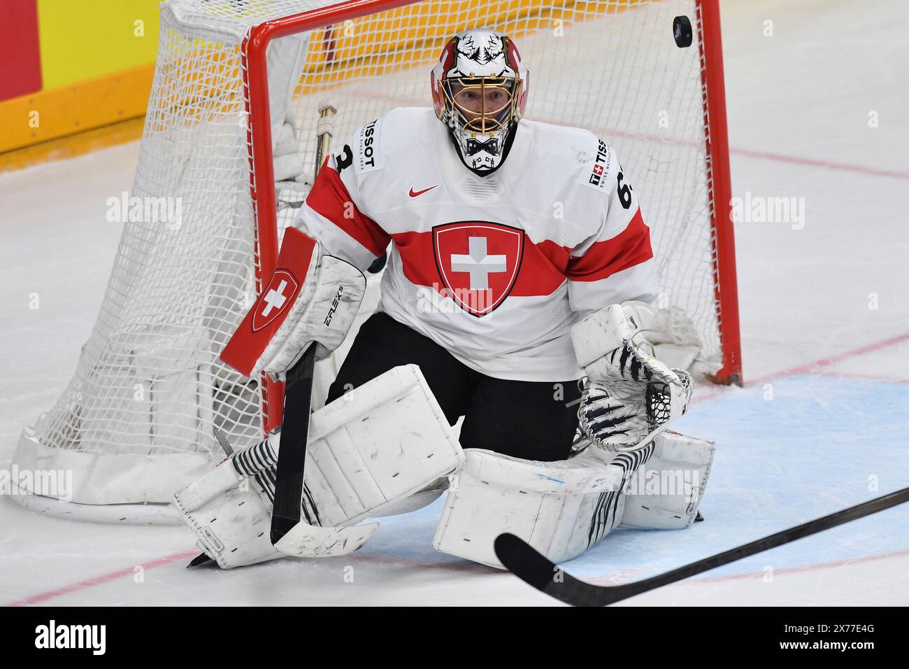 Praga, Repubblica Ceca. 18 maggio 2024. Il portiere svizzero LEONARDO GENONI durante la partita del Campionato del mondo di hockey su ghiaccio 2024 tra Danimarca e Svizzera all'arena O2 di Praga, Repubblica Ceca, 18 maggio 2024. (Credit Image: © Slavek Ruta/ZUMA Press Wire) SOLO PER USO EDITORIALE! Non per USO commerciale! Foto Stock