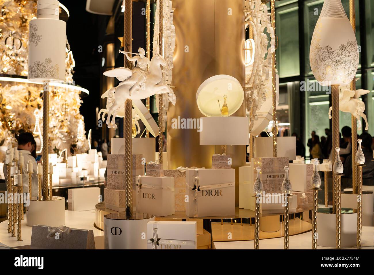 HONG KONG, CINA - 7 DICEMBRE 2023: Carosello Dior dei sogni di Natale visto sul lungomare vicino al K11 MUSEA di Hong Kong. Foto Stock