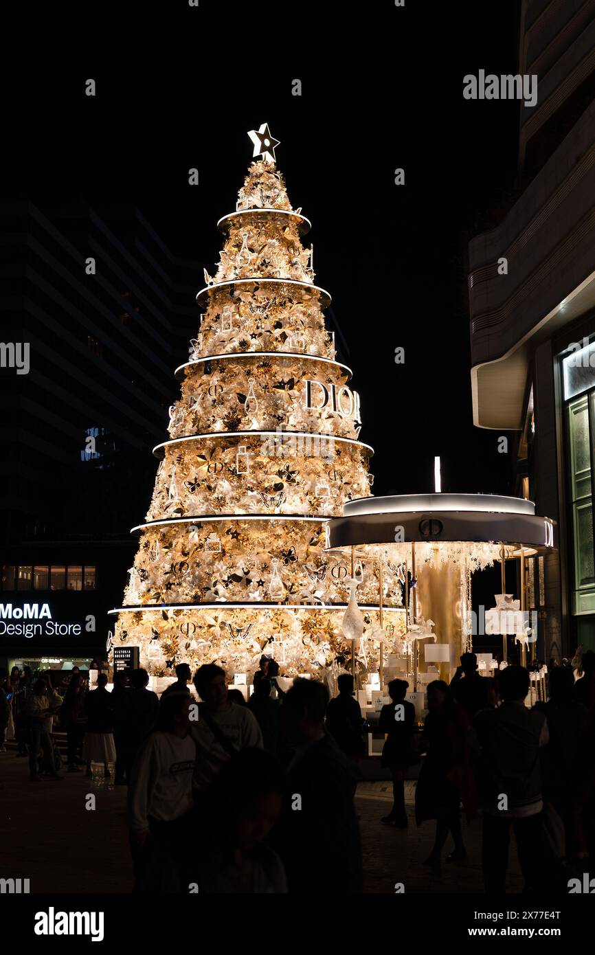 HONG KONG, CINA - 7 DICEMBRE 2023: Albero di Natale Dior sul lungomare vicino al K11 MUSEA di Hong Kong. Foto Stock
