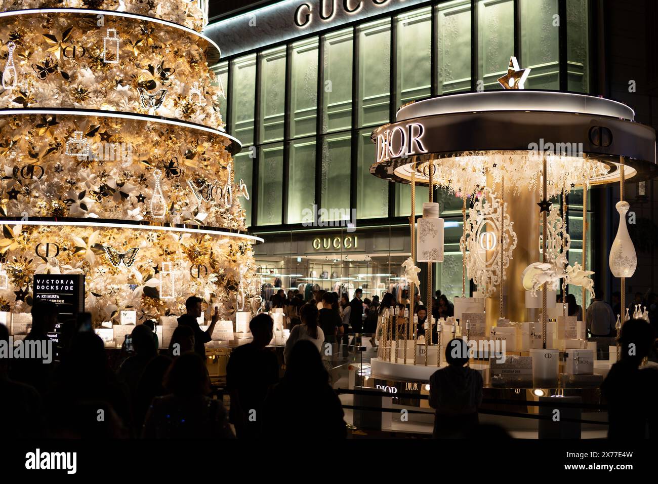 HONG KONG, CINA - 7 DICEMBRE 2023: Albero di Natale Dior sul lungomare vicino al K11 MUSEA di Hong Kong. Foto Stock