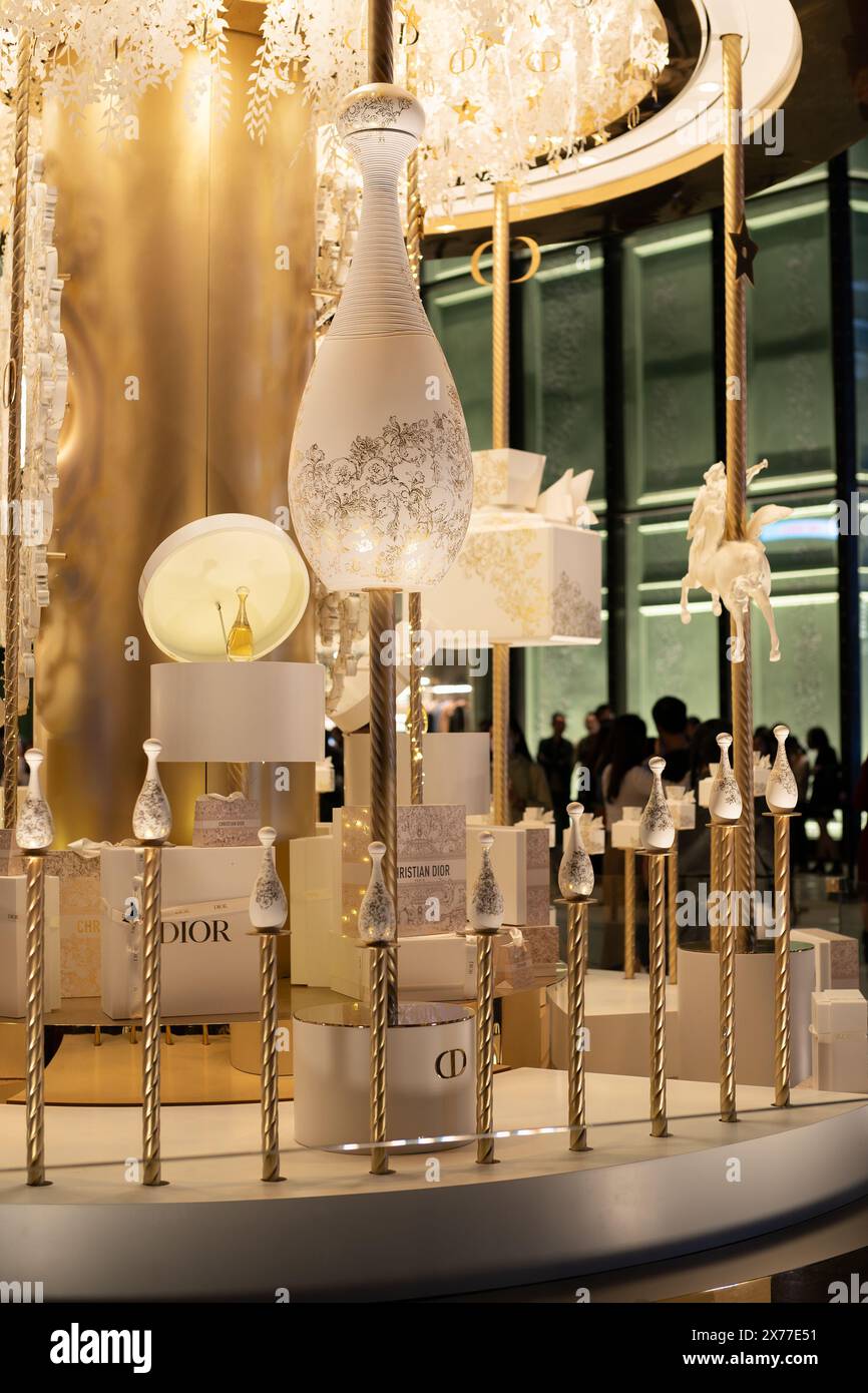 HONG KONG, CINA - 7 DICEMBRE 2023: Carosello Dior dei sogni di Natale visto sul lungomare vicino al K11 MUSEA di Hong Kong. Foto Stock