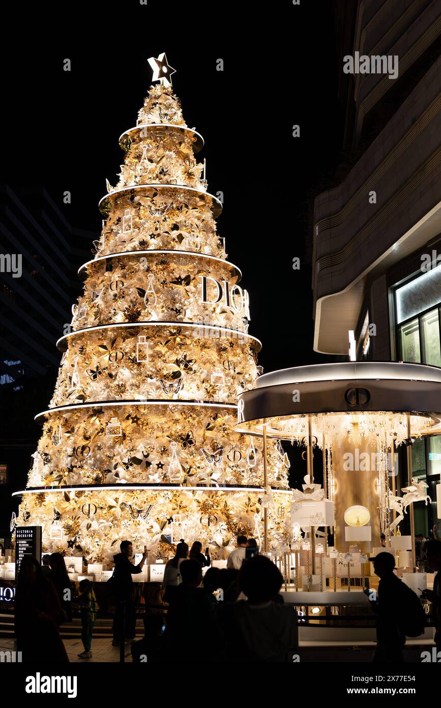 HONG KONG, CINA - 7 DICEMBRE 2023: Albero di Natale Dior sul lungomare vicino al K11 MUSEA di Hong Kong. Foto Stock