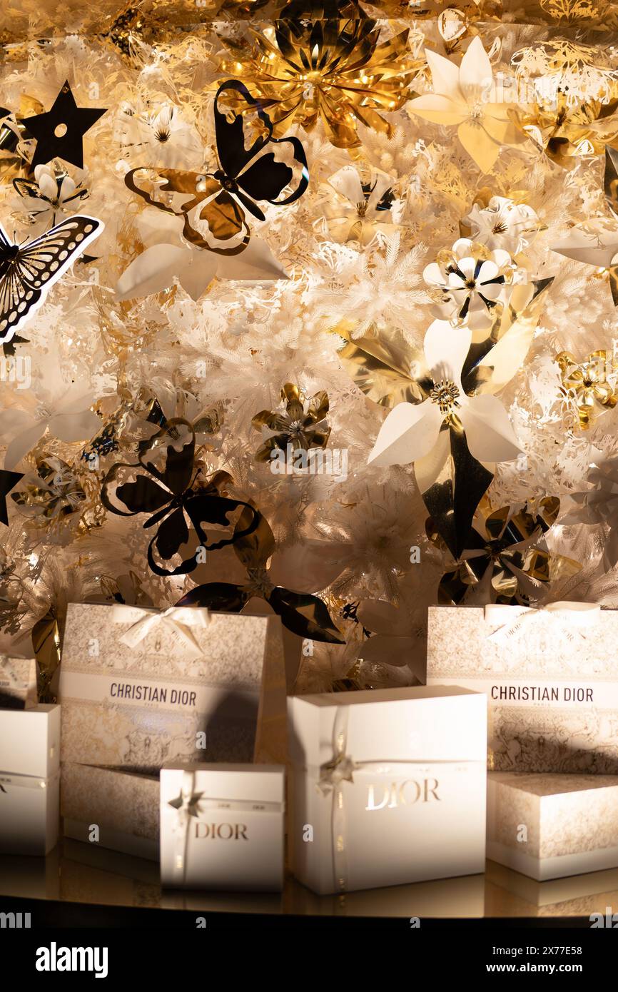 HONG KONG, CINA - 7 DICEMBRE 2023: Foto ravvicinata dell'albero di Natale Dior sul lungomare vicino al K11 MUSEA di Hong Kong. Foto Stock